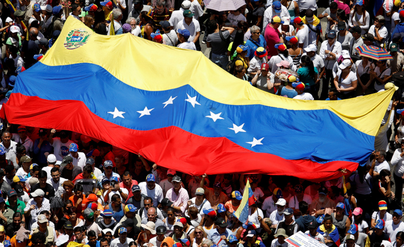 Photo of Venezuelans holding their flag
